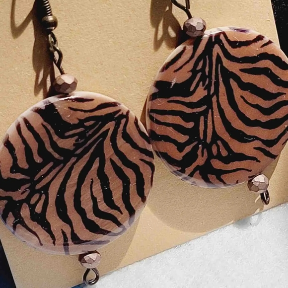 Striped Shell dangle earrings - Picture 2 of 3